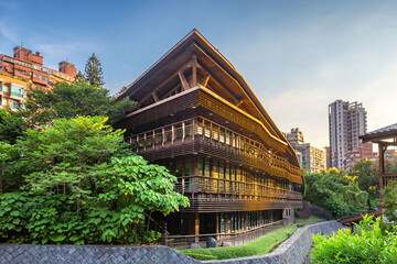 Naklejka premium widok zachodu słońca w bibliotece w beitou, taipei, tajwan