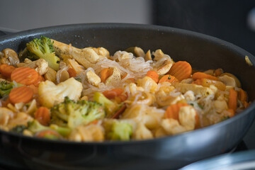 Hühnchenpfanne mit gesundem Bio Gemüse in Black Pepper Soße und mit Konjak Shirataki Nudeln
