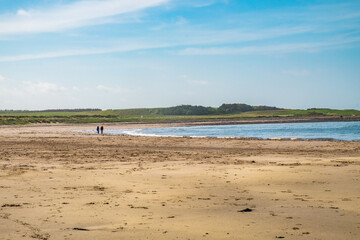 Fototapeta na wymiar A beach at the north coast of Scotland, on a sunny day.