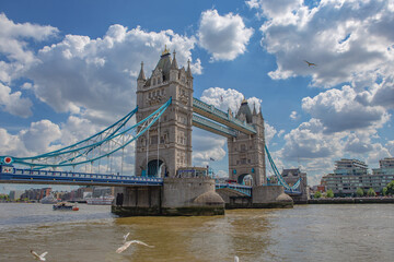 Obraz premium Tower bridge w Londynie, w słoneczny dzień.