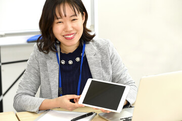 タブレットで説明をする女性