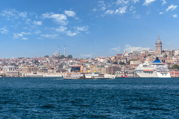 Fototapeta na wymiar Blick über den Bosporus zum Instabuler Stadtteil Tophane mit dem Galataturm und einem Kreuzfahrtschiff, Istanbul, Türkei