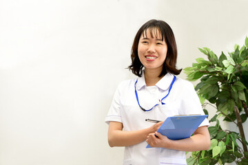 笑顔の女性の医療従事者
