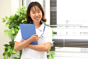 笑顔の女性の医療従事者