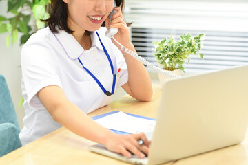 電話をする女性の医療従事者