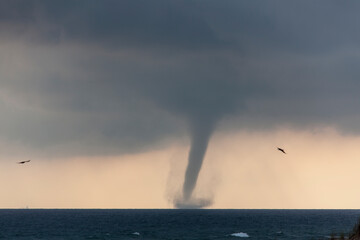 Tornado über dem Schwarzen Meer vor der Küste von Istanbul, Türkei