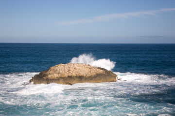 Fels in der Brandung am Meer