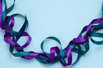 絡まった青と紫と緑のリボン