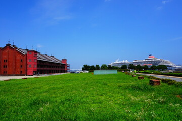横浜赤レンガ倉庫と客船の停泊する港