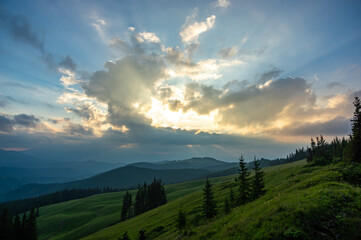 Obraz premium The rays of the sun in the evening sky breaking through the clouds