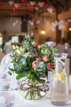 Hochzeit Dekoration. Tischdekoration mit Blumenstrauß
