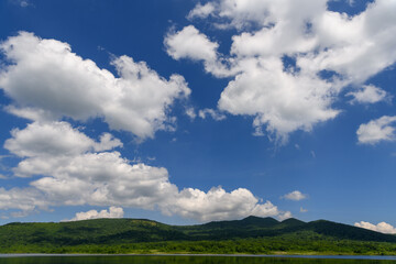 Obraz premium 雄国沼と初夏の青空