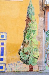 jolie mosaïque originale sur façade de maison provençale 