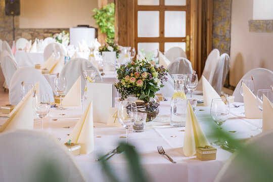 Hochzeit Dekoration. Romantische Tischdekoration für Hochzeitsgäste