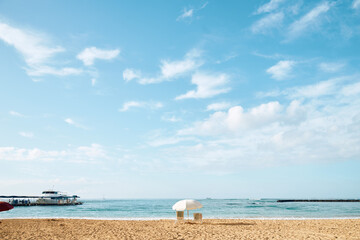 Fototapeta na wymiar ハワイ・ワイキキビーチのビーチパラソル