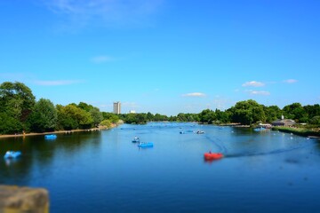 Obraz premium the river in the park