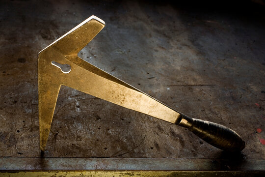 Französischer Schieferhammer Für Linkshänder - Handgeschmiedet Mit Ledergriff & Nagelzieher