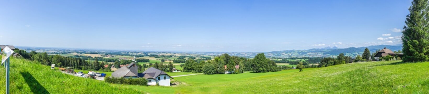 Panorama Ausblick in &Ouml;sterreich / &Ouml;sterreichische Wiesen Berge und Felder