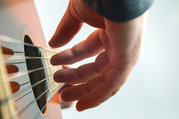 play the right hand on classical guitar