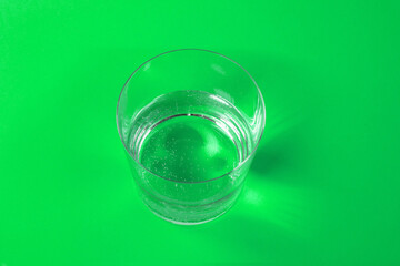 bicchiere d'acqua e menta