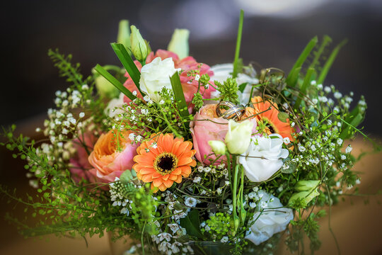 Brautstrauß. Hochzeit Blumenstrauß in Nahaufnahme mit Eheringen