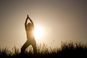 Frau macht Yoga Übungen