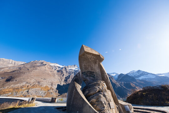 ein Denkmal am Stausee Mooserboden in &Ouml;sterreich