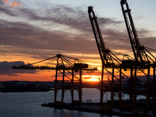 Obraz premium Su goes Down, habour in Barcelona