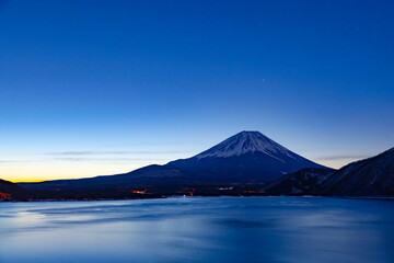 Fototapeta na wymiar 夜明けの富士山、山梨県本栖湖にて