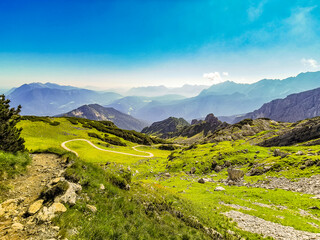 Fototapeta na wymiar die Wanderwege auf der Alpspitze hinab ins Tal