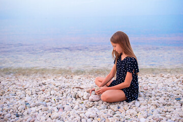 Fototapeta na wymiar Cute little girl at beach during summer vacation