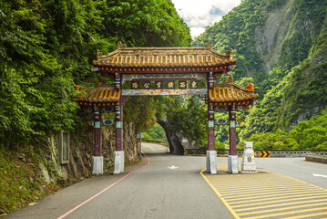 Fototapeta premium Taroko National Park East Entrance Arch Gate in Hualien, taiwan. The translation of the Chinese text is East to west Cross Island Highway