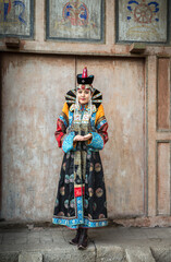Obraz na płótnie Canvas mongolian lady in traditional clothing