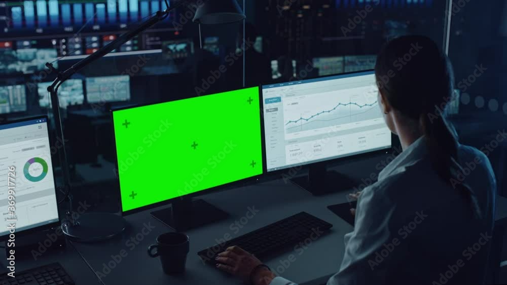Poster Professional Financial Data Analysts Working on a Computer with Green Screen in Modern Monitoring Office with Live Analytics Feed on a Big Digital Screen. Monitoring Room with Finance Specialists. 
