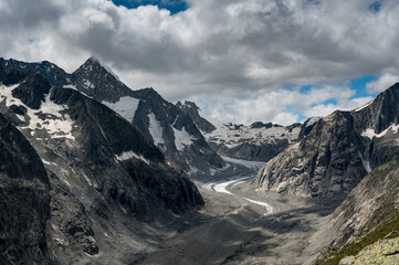 Fototapeta na wymiar view into Oberaletsch Valley with the glacier