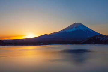 富士山と日の出、山梨県本栖湖にて