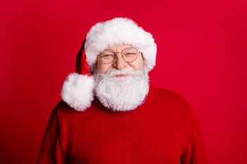 Close up portrait of positive cheerful old man retired pensioner wear bright sweater santa claus hat enjoy holly jolly newyear holiday isolated over shine color background