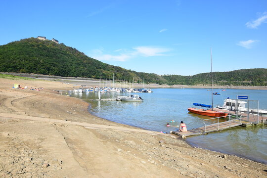 Ederstausee mit Burg Waldeck im Hintergrund