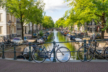 Fototapeta na wymiar Kanal in Amsterdam mit Fahrrädern