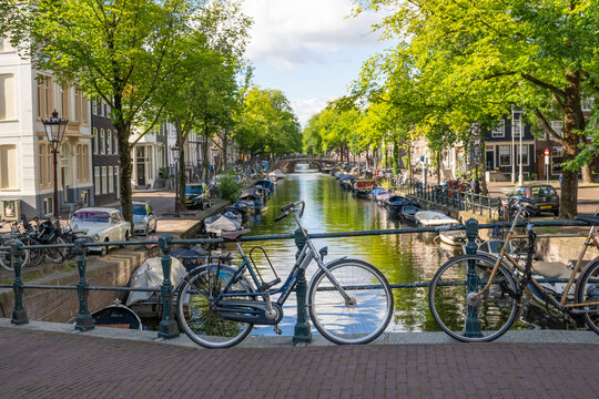 Kanal in Amsterdam mit Fahrrädern