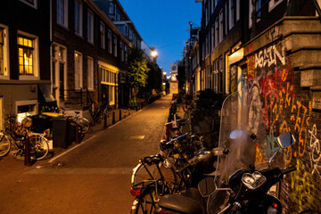 Naklejka na ściany i meble Fahrräder in Amsterdam bei Nacht