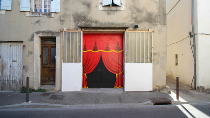 Avignon (France) - Rideau rouge de théâtre peint dans une rue