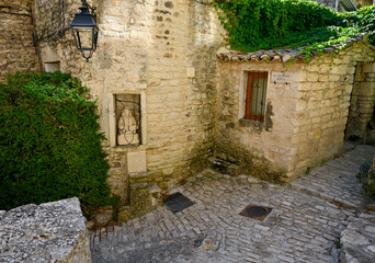 Fototapeta na wymiar Rues du Village de Crestet dans la Drôme