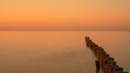 Fototapeta premium Wellenbrecher beim Sonnenuntergang