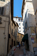 Fototapeta na wymiar architecture of streets and buildings in the center of spoleto