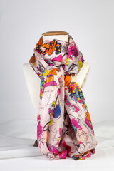 Pañuelo y bufandas de varios colores, texturas y coloridos diseños