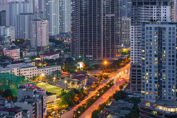 Obraz premium Cityscape of Hanoi skyline in Cau Giay district by Cau Giay park during sunset time in Hanoi city, Vietnam