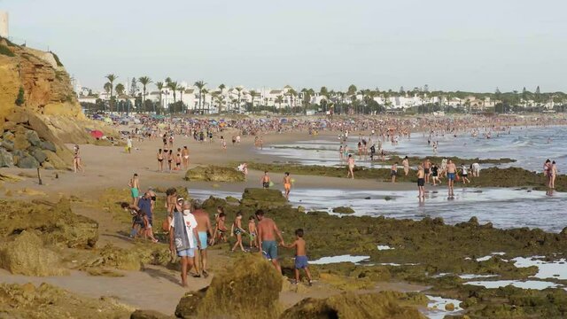 Timelapse de playa abarrotada de chiclana de la frontera,cadiz