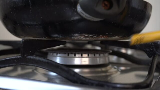 Fogon de gas encendiendose y calentando