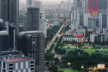 Obraz premium Cityscape of Hanoi skyline in Cau Giay district by Cau Giay park during sunset time in Hanoi city, Vietnam
